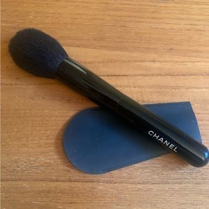 Chanel powder brush - LES PINCEAUX DE CHANEL retail $60